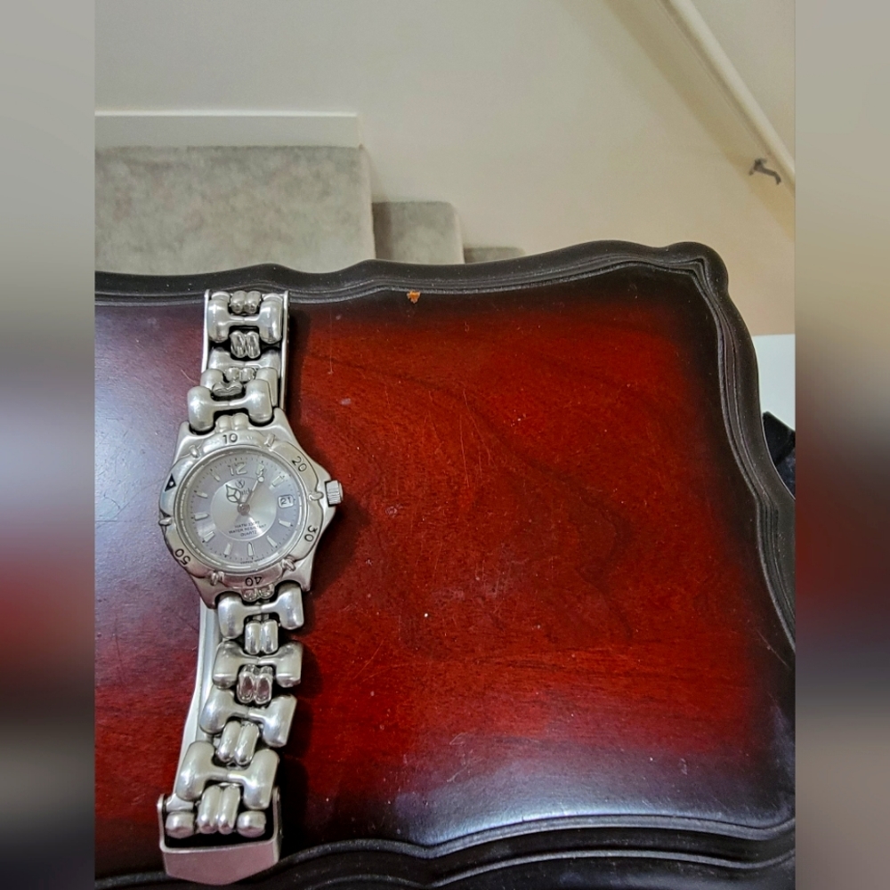 Woman's watch Bugatchi